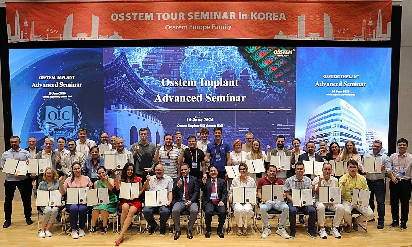 본문 이미지 - '오스템 유럽 투어 세미나 2026'(Osstem Europe Tour Seminar 2026)에 참가한 유럽 9개국 치과의사들이 지난 10일 서울 강서구 오스템임플란트 트윈타워에서 진행된 세미나 후 수료증을 받고 기념 촬영을 하고 있다. (오스템임플란트 제공)