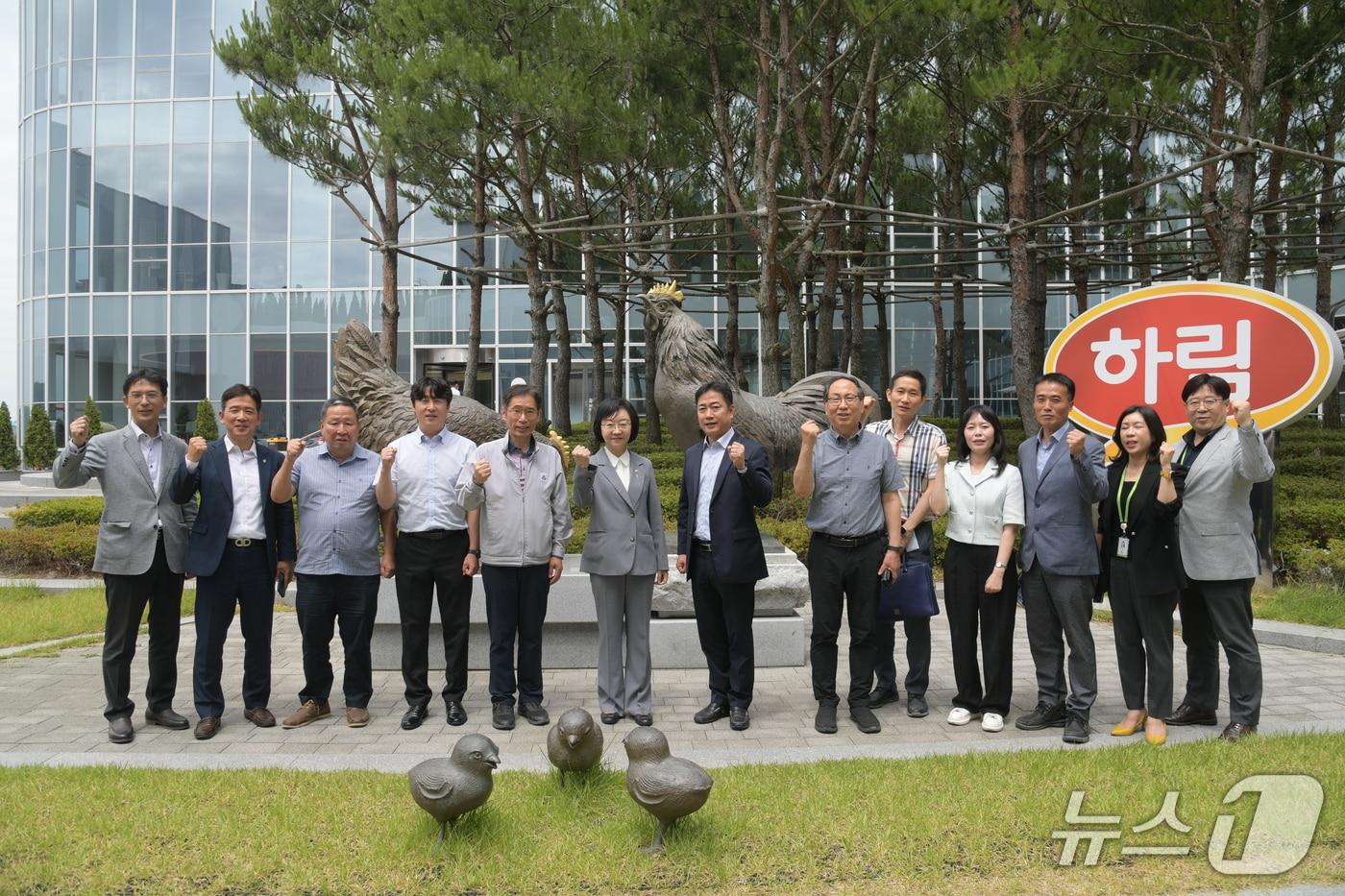 본문 이미지 - 식품의약품안전처는 오유경 처장이 17일 전북 익산에 위치한 축산물 가공업체 '하림'을 방문해 관계자들과 국내 축산물의 수출 활성화 방안 등을 논의했다고 밝혔다.(식품의약품안전처 제공)