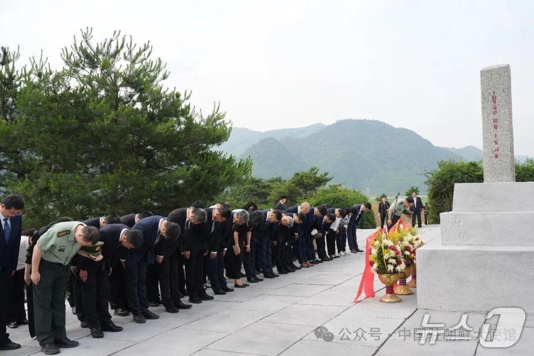 본문 이미지 - 왕야쥔 주북 중국대사가 평안남도 덕천시에 위치한 중국군 전사자 묘역을 참배했다. (사진 출처= 주북 중국대사관 위챗 계정)