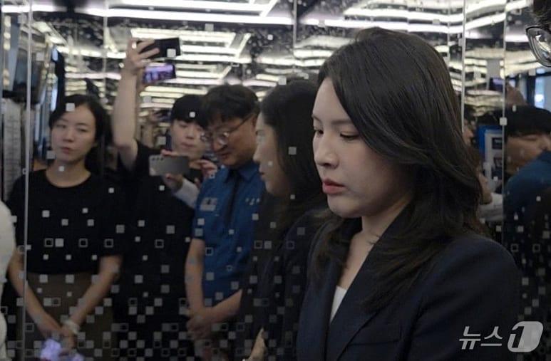 본문 이미지 - 김슬지 전북도의원이 17일 이원택 전북도지사 당선인의 후보 시절 식사비 대납의혹과 관련해 경찰 조사를 받기 위해 전북경찰청에 출석하고 있다. 2026.6.17 ⓒ 뉴스1 장수인 기자