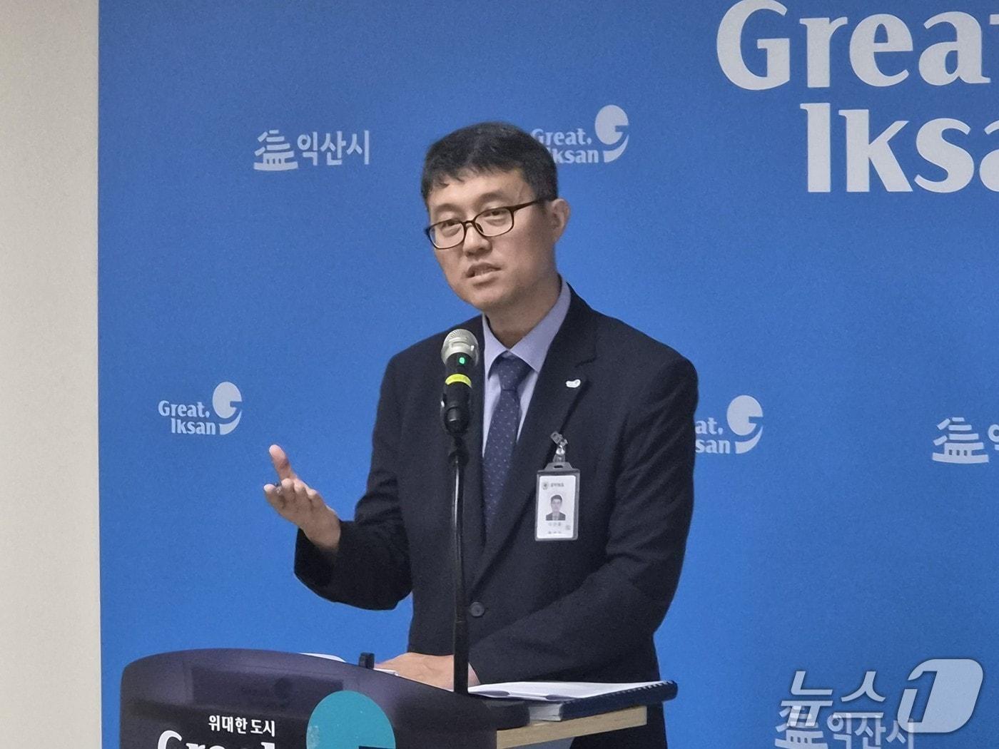 본문 이미지 - 이진윤 전북 익산시 보건소장이 여름철 방역 체계에 대해 브리핑 하고 있다.(익산시 제공. 재판매 및 DB 금지)/뉴스1