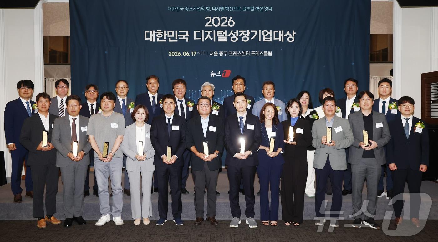 본문 이미지 - 17일 오후 서울 중구 프레스센터에서 '대한민국 중소기업의 힘, 디지털 혁신으로 글로벌 성장 잇다'를 주제로 열린 2026 뉴스1 대한민국 디지털성장기업대상 시상식에서 이영섭 뉴스1 대표이사를 비롯한 수상자, 시상자들이 기념촬영을 하고 있다. 2026.6.17 ⓒ 뉴스1 김민지 기자