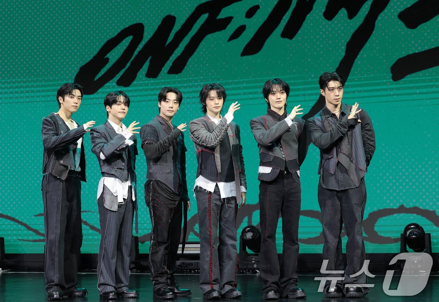 본문 이미지 - 그룹 온앤오프(ONF)의 민균(왼쪽부터)과 유토, 이션, 효진, 승준, 와이엇이 17일 서울 마포구 큐브컨벤션센터에서 열린 정규 2집 파트2 '온앤오프:마이 셀프'(ONF:MY SELF) 발매 쇼케이스에서 포즈를 취하고 있다. 2026.6.17 ⓒ 뉴스1 권현진 기자