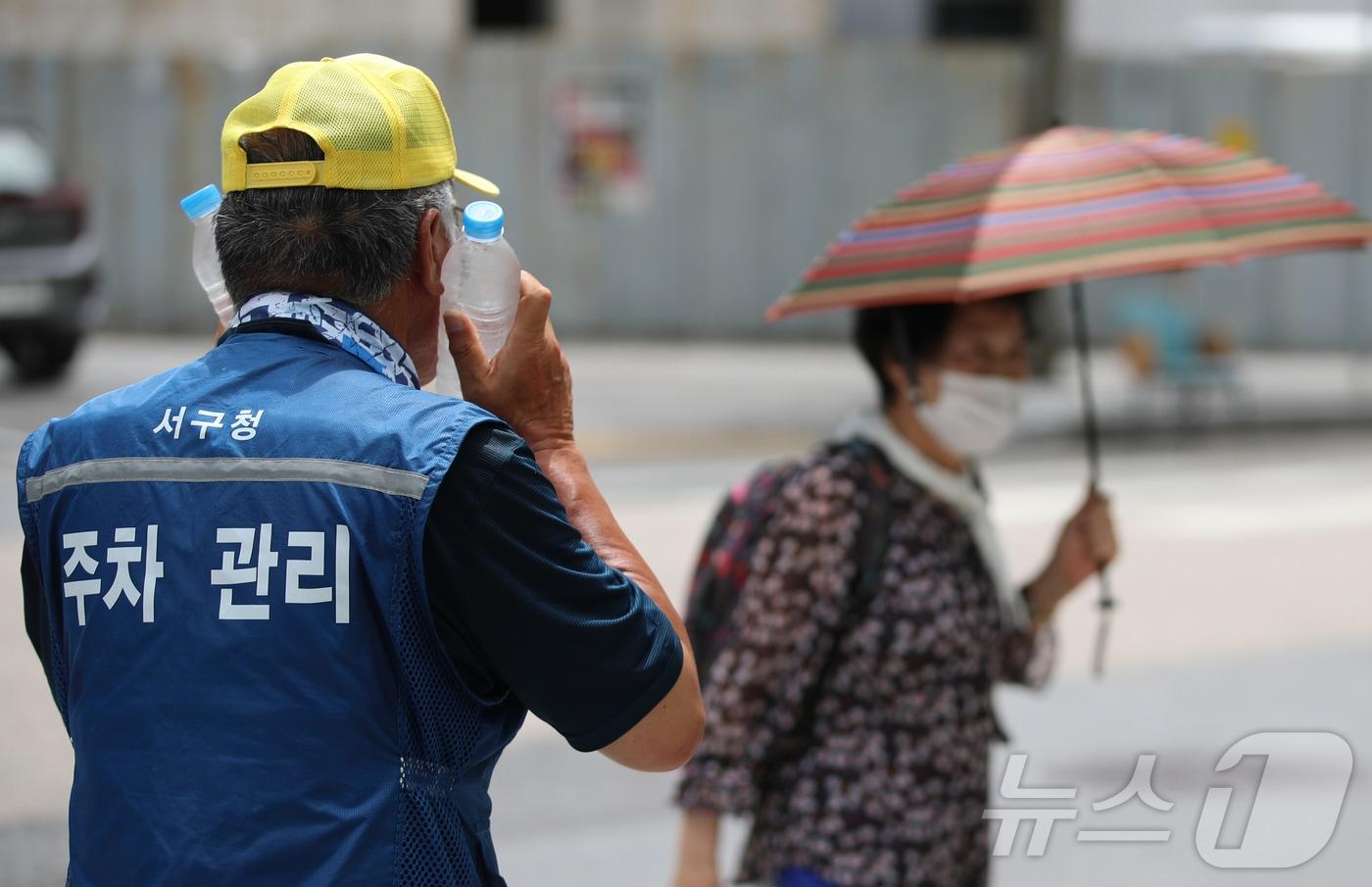 본문 이미지 - 17일 오후 대전 서구일대에서 근로자가 냉방 보호구와 얼음물로 더위를 식히고 있다.  2026.6.17 ⓒ 뉴스1 김기태 기자