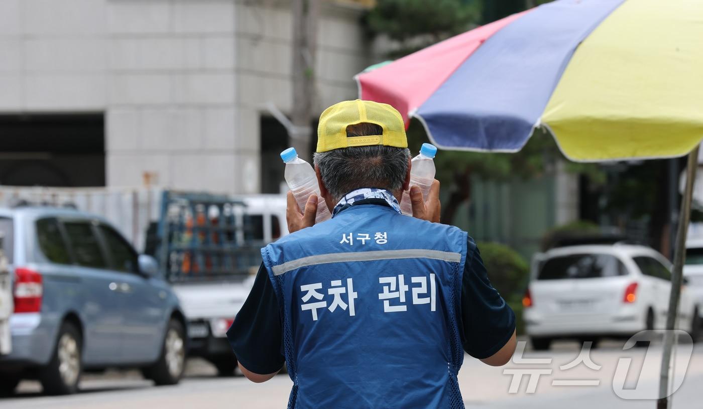 본문 이미지 - 19일 대전·충남은 대부분의 지역에서 낮 기온이 30도 안팎까지 올라 더울 것으로 예보됐다. 대전 서구일대에서 현업근로자가 냉방 보호구와 얼음물로 더위를 식히고 있다. ⓒ 뉴스1 김기태 기자