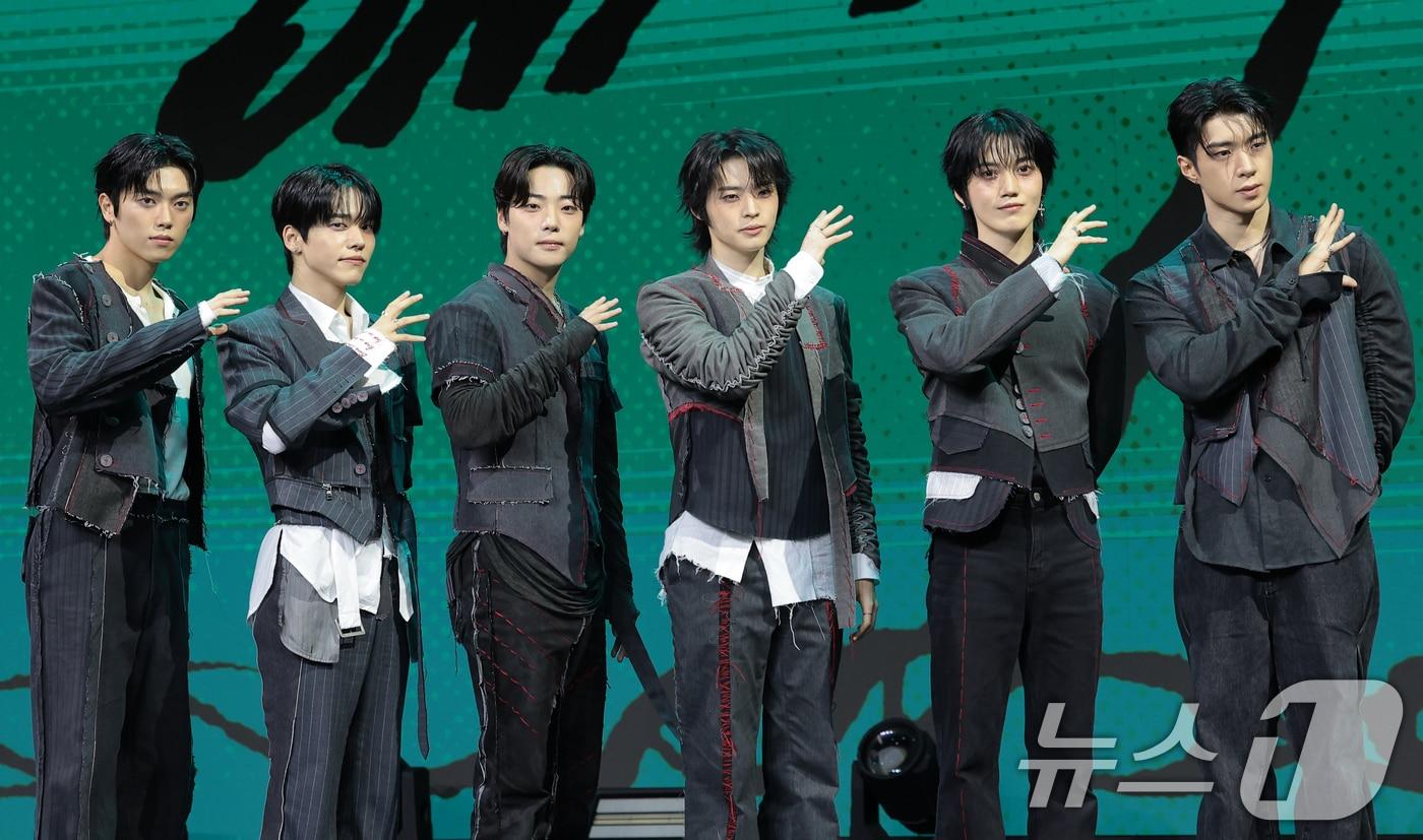 본문 이미지 - 그룹 온앤오프(ONF)의 민균(왼쪽부터)과 유토, 이션, 효진, 승준, 와이엇이 17일 서울 마포구 큐브컨벤션센터에서 열린 정규 2집 파트2 '온앤오프:마이 셀프'(ONF:MY SELF) 발매 쇼케이스에서 포즈를 취하고 있다. 2026.6.17 ⓒ 뉴스1 권현진 기자