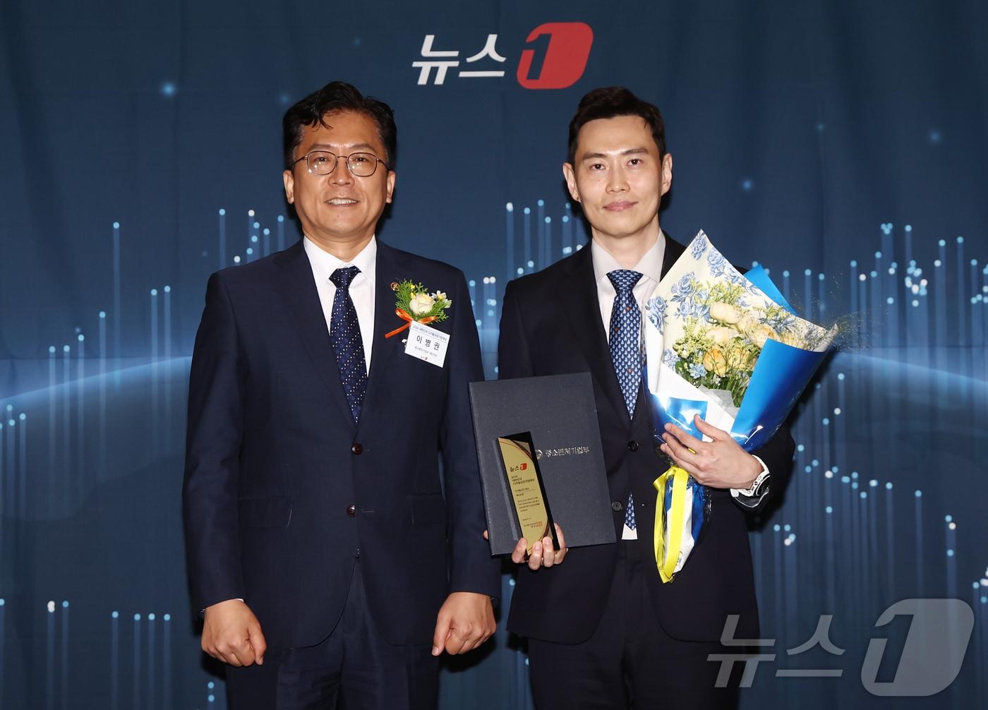 본문 이미지 - 이병권 중소벤처기업부 2차관(왼쪽)과 신재하 에이피알 부사장 2026.6.17 ⓒ 뉴스1 김민지 기자