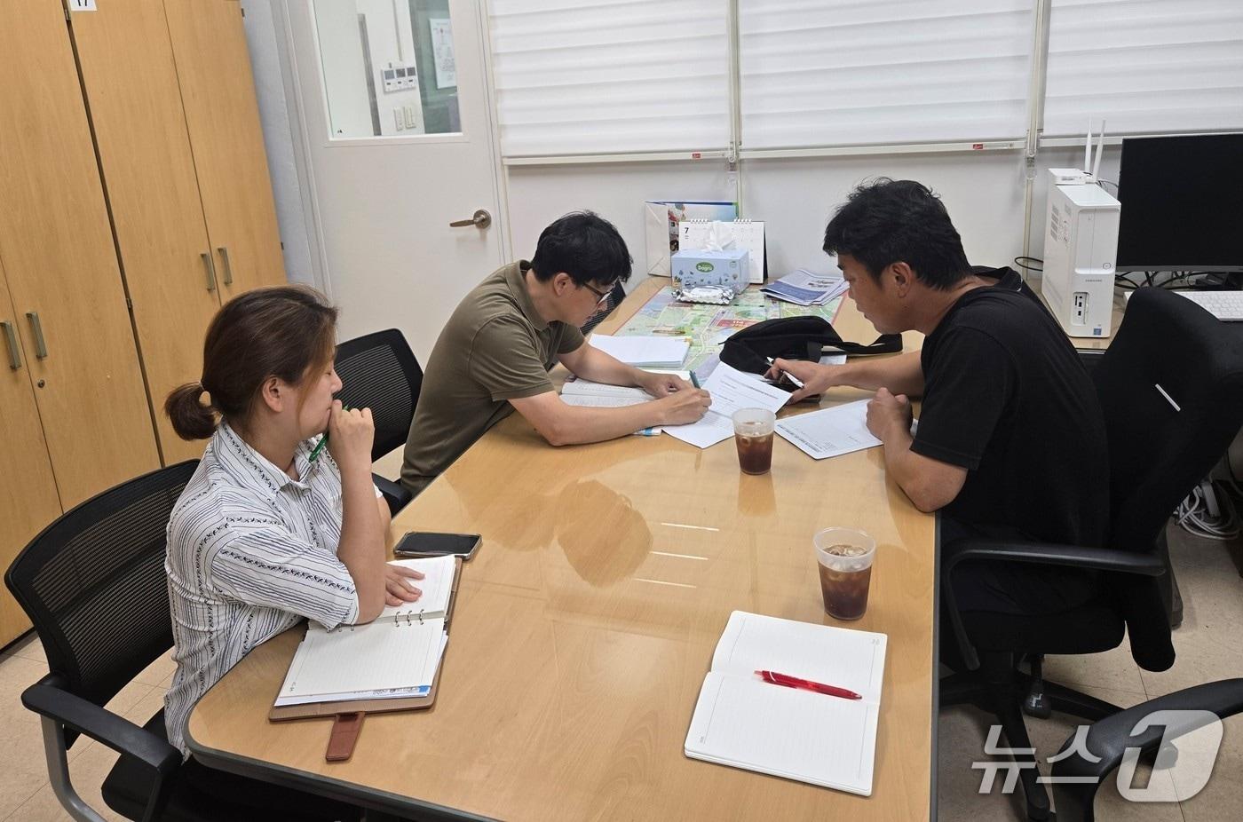 본문 이미지 - 한강청 기술지원반이 지난해 7월 25일 오산시청에서 오산시 오염총량제 담당자에게 맞춤형 기술지원을 하고 있는 모습.(한강청 제공)
