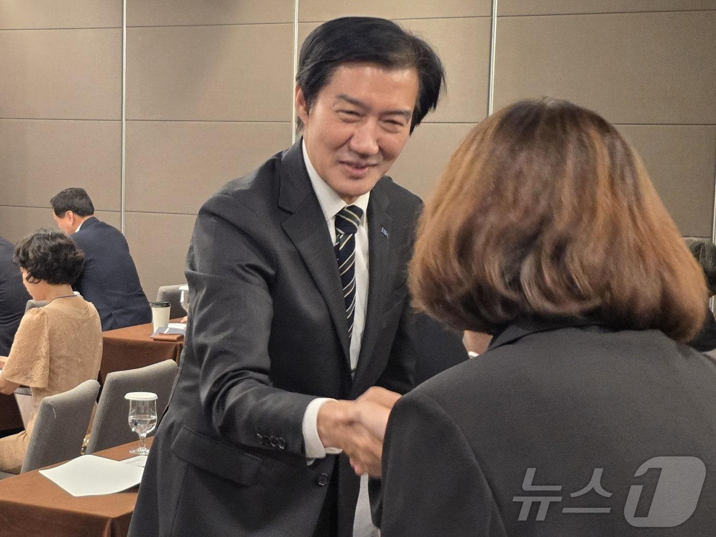 본문 이미지 - 조국 조국혁신당 전 대표가 17일 광주 서구 치평동 브리브 광주 바이 롯데호텔에서 열린 6·3지방선거 당선인 워크숍을 찾아 당선인들과 악수하고 있다. ⓒ 뉴스1 서충섭 기자