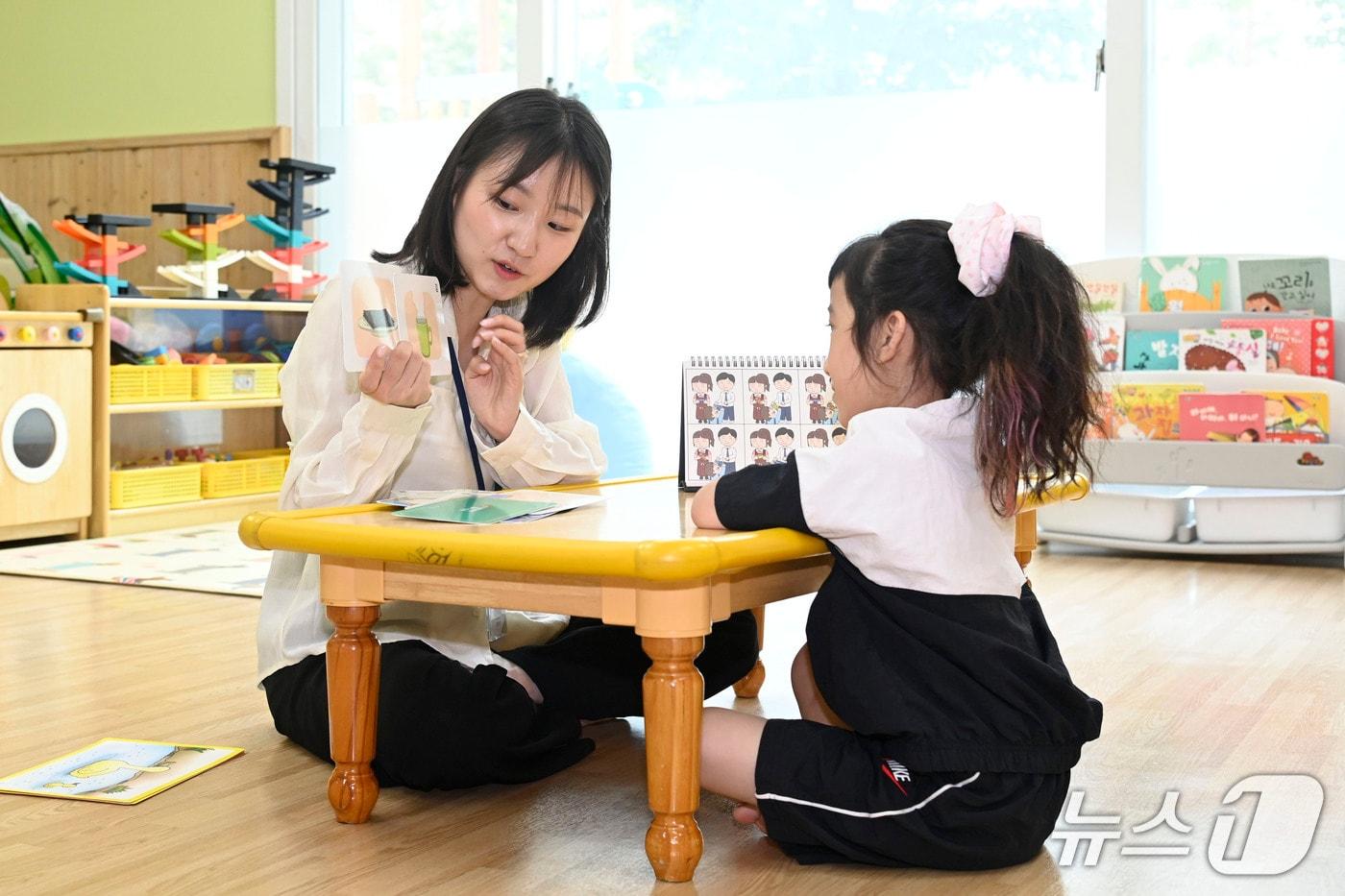 본문 이미지 - 대구 달성군의 '찾아가는 언어발달지원사업'에 참여한 전문 언어치료사가 어린이집에서 영유아를 치료하고 있다. (대구 달성군 제공. 재판매 및 DB 금지)