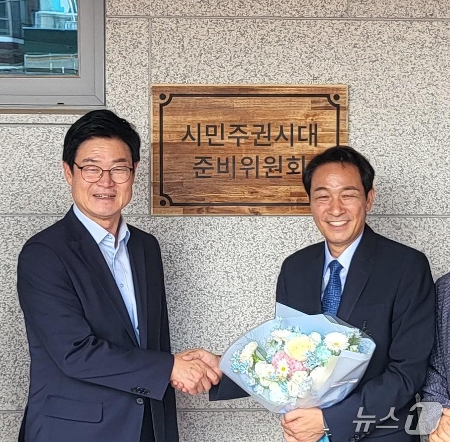 본문 이미지 - 민선 9기의 우상호 강원지사 당선인과 구자열 원주시장 당선인이 17일 오후 원주시 명륜1동에 위치한 원주시장직 인수위원회(시민주권시대 준비위원회)에서 만나 지역 비전과 현안에 대해 의견을 나눴다. 2026.6.17/뉴스1 신관호 기자