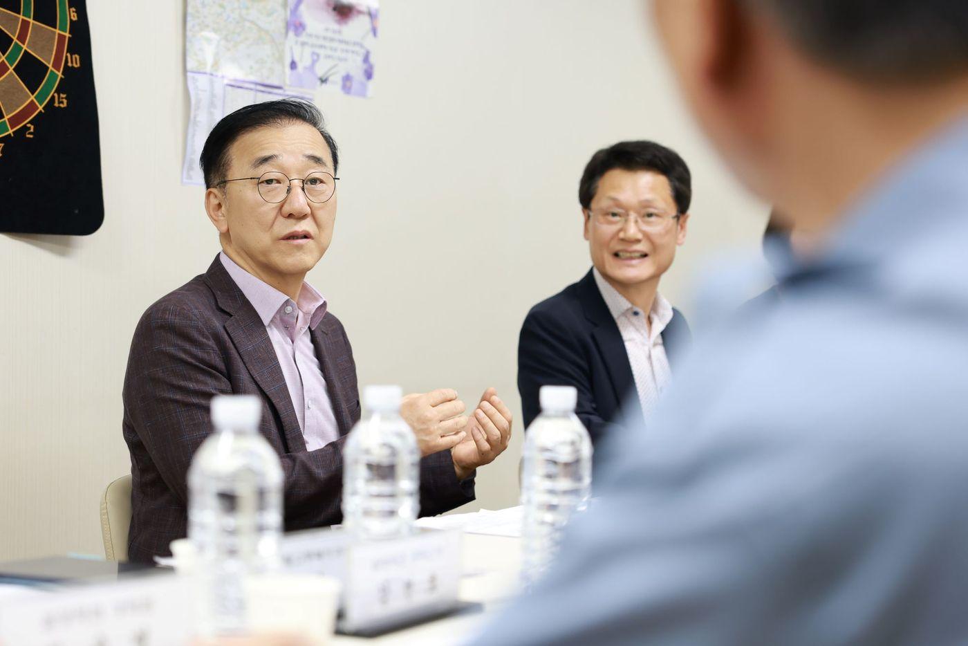 본문 이미지 - 김윤덕 국토교통부 장관이 17일 서울 강남구의 한 공동주택을 방문해 주차장법 개정 내용에 대해 설명하고 있다.(국토교통부 제공)뉴스1ⓒ news1