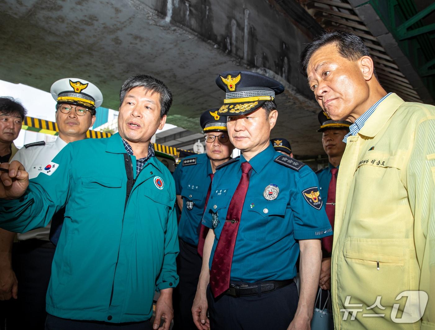 본문 이미지 - 17일 박정보 서울경찰청장 등은 여름철 호우에 대비해 풍수해 취약지역인 서울 노원구 석계역 인근 하부도로 등에 대한 현장점검을 실시하고 있다.(서울경찰청 제공)/뉴스1