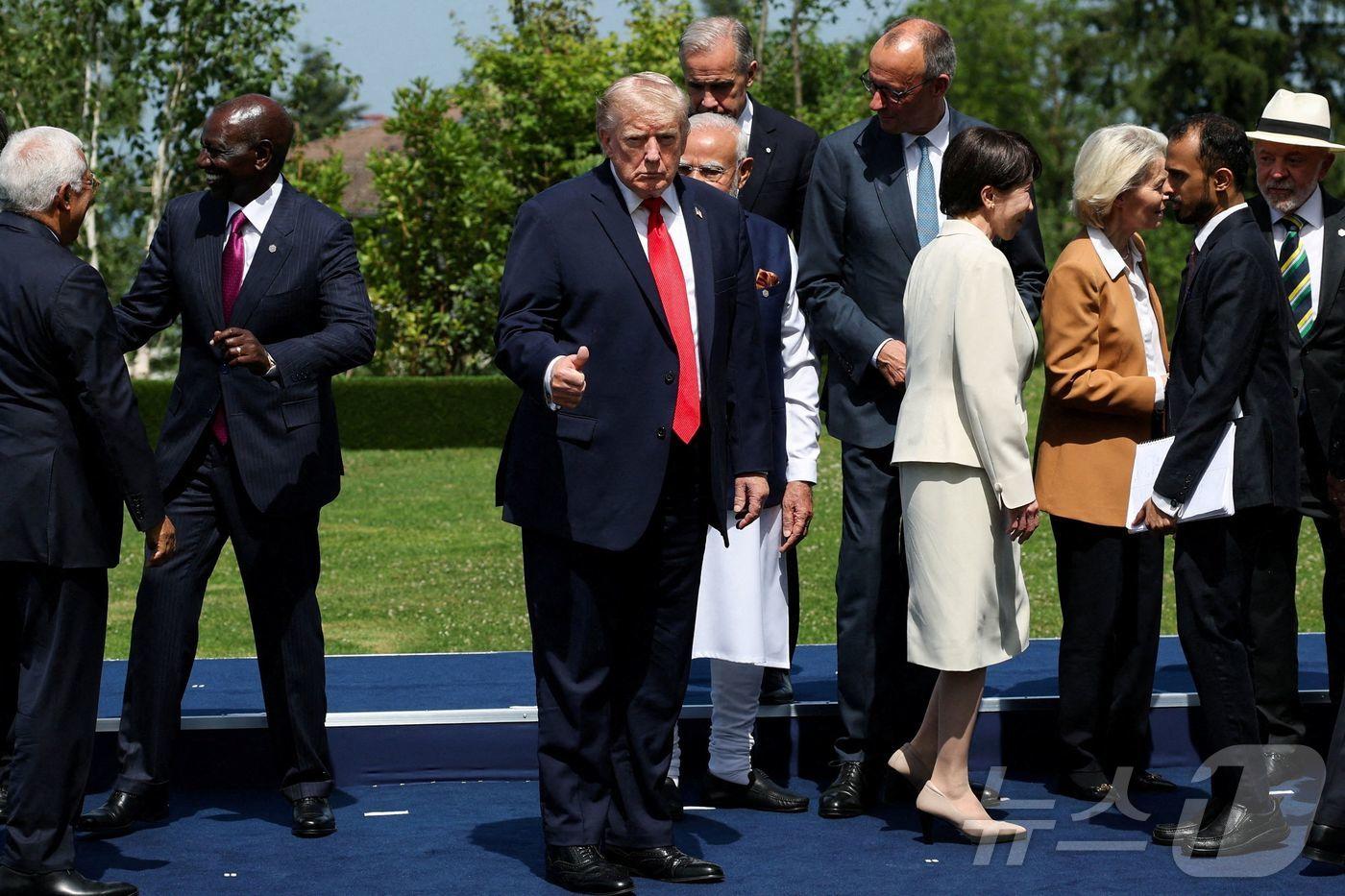 본문 이미지 - G7 정상회의 단체사진 촬영장의 트럼프 미국 대통령. 2026.06.16 ⓒ AFP=뉴스1
