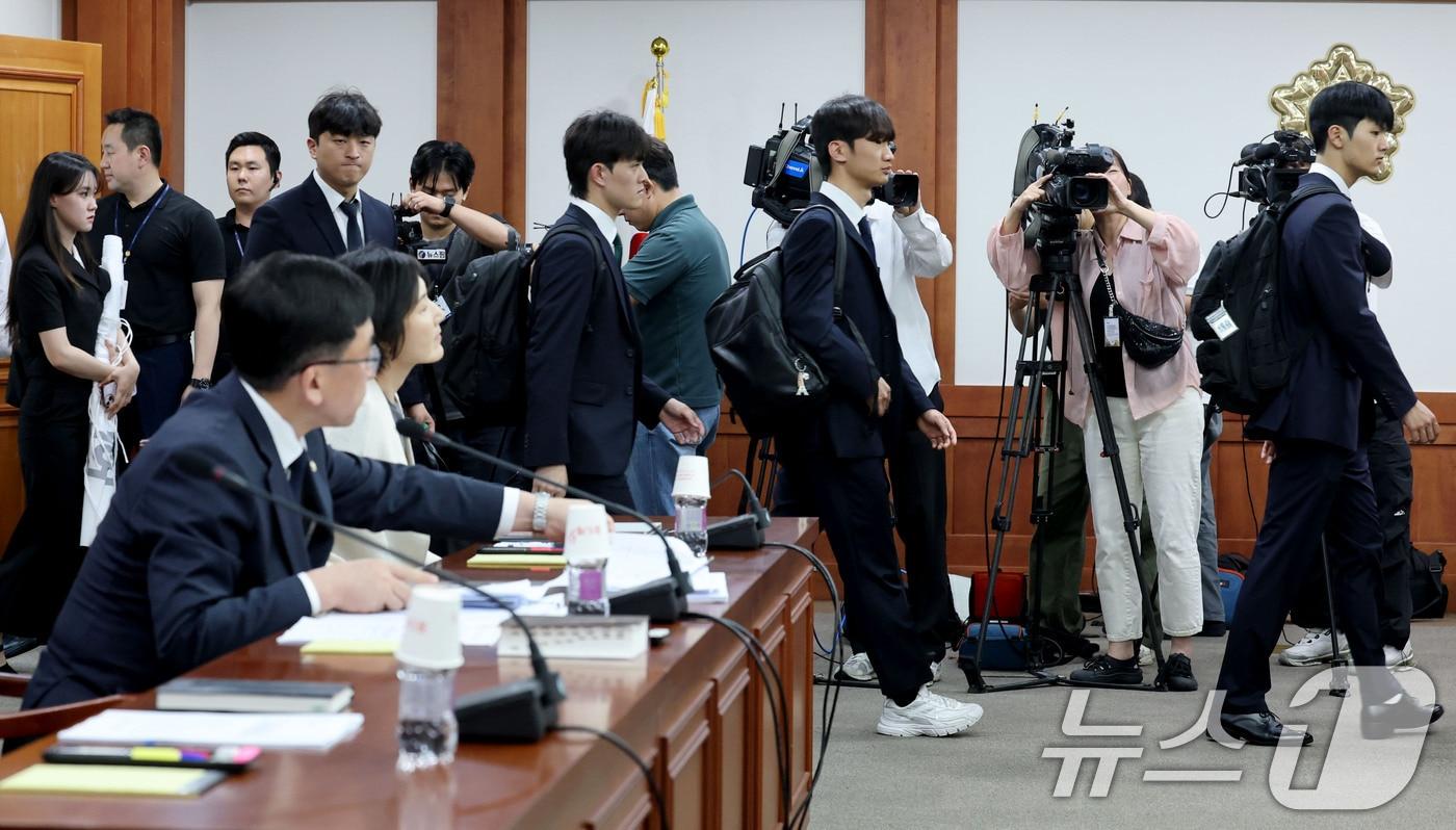 본문 이미지 - 전국 주요 대학 총학생회 대표자들이 17일 오후 제9회 전국동시지방선거 투표 용지 부족 사태 관련 면담을 위해 경기 과천 중앙선거관리위원회를 항의 방문하고 있다. 2026.6.17 ⓒ 뉴스1 이광호 기자