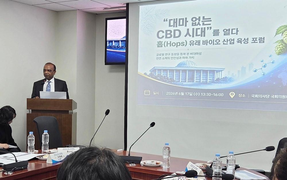 본문 이미지 - 보미 조셉 박사가 17일 국회의원회관에서 열린 홉 유래 바이오 산업 육성 포럼에서 발표하고 있다. ⓒ 뉴스1 한송아 기자