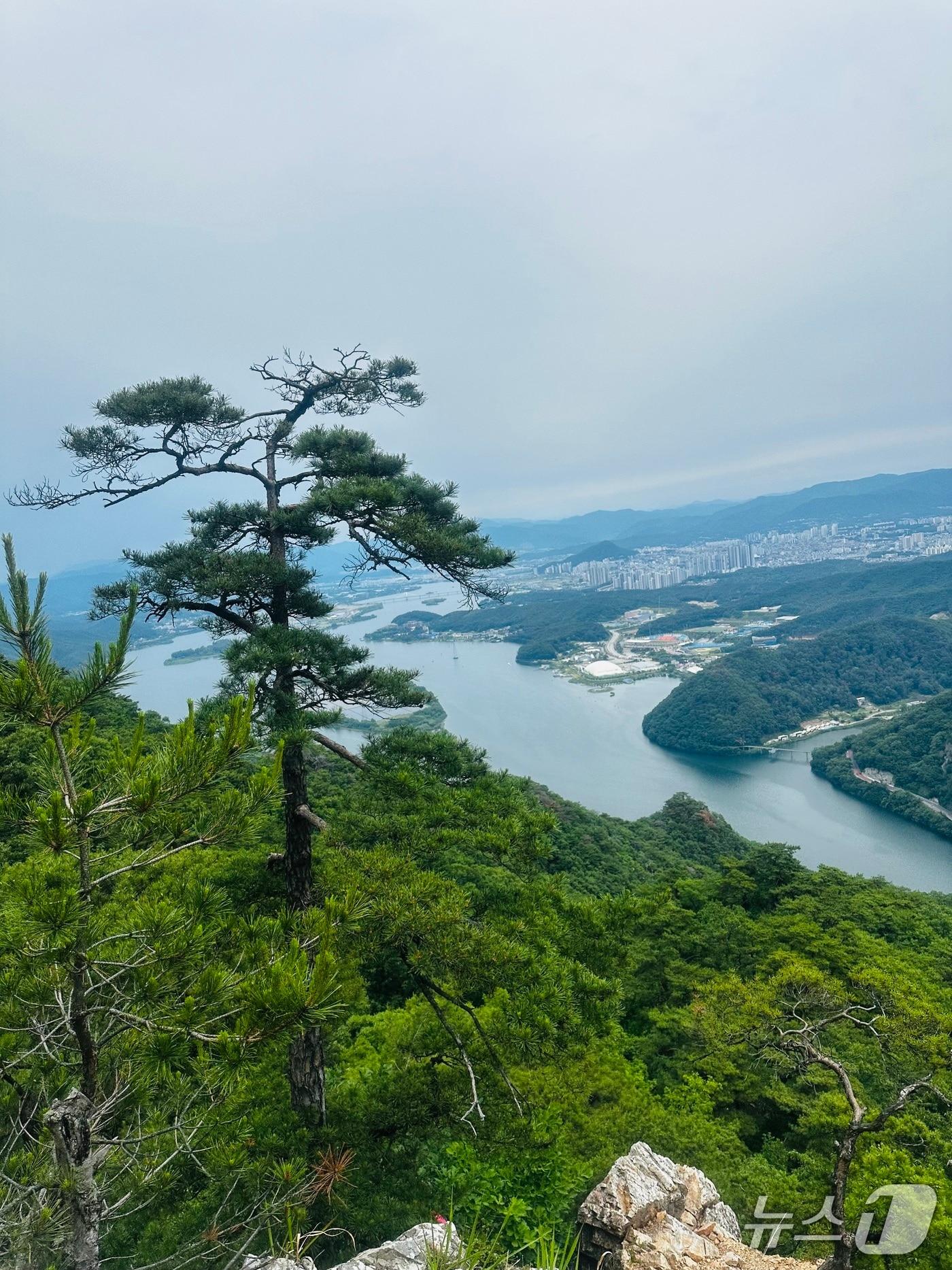 본문 이미지 - 강원 춘천 삼악산 일대서 바라본 의암호 풍경 2026.6.7 ⓒ 뉴스1 이상휼 기자