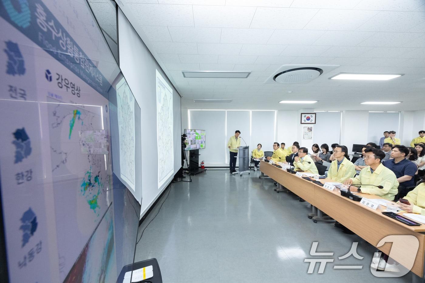 본문 이미지 - 지난 17일 김성환 기후에너지환경부 장관이 전북 남원시 소재 섬진강홍수통제출장소를 방문해 섬진강 하천관리 현황 및 홍수대응 체계를 점검하고 있다. (기후부 제공. 재판매 및 DB 금지)/뉴스1