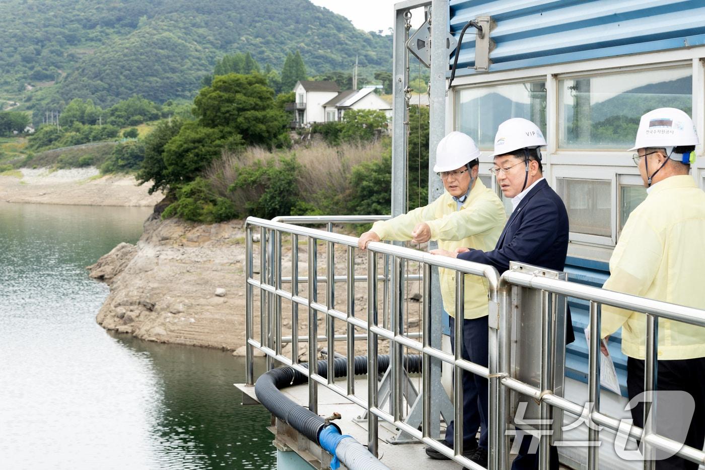 본문 이미지 - 김성환 기후에너지환경부 장관이 전북 임실군 소재 섬진강댐 전망대에서 섬진강댐 현황 및 ’26년 홍수기 댐 운영계획 등을 점검하고 있다. (기후부 제공. 재판매 및 DB 금지) 2026.6.17 ⓒ 뉴스1