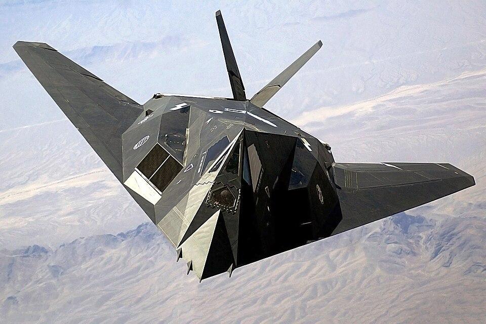 본문 이미지 - F-117 '나이트호크' (출처: Staff Sgt. Aaron Allmon II, 2002, Public domain, via Wikimedia Commons)