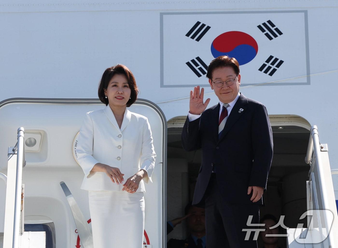 본문 이미지 - 주요 7개국(G7) 정상회의 일정을 마친 이재명 대통령과 김혜경 여사가 17일(현지시간) 스위스 제네바 국제공항에서 환송객들에게 인사를 하고 있다. 2026.6.18 ⓒ 뉴스1 허경 기자