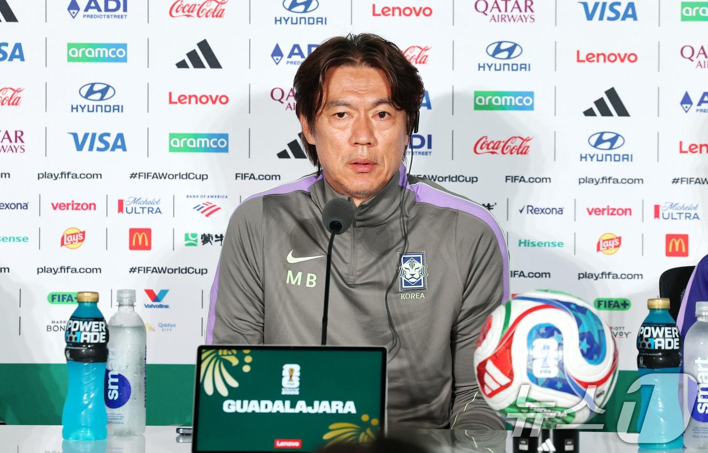 본문 이미지 - 홍명보 감독이 17일(현지시간) 멕시코 과달라하라 스타디움에서 대한민국 축구대표팀 공식 기자회견을 하고 있다. 한국 축구대표팀은 오는 19일(한국시간) 오전 10시 멕시코 과달라하라 스타디움에서 멕시코를 상대로 2026 북중미 월드컵 조별리그 A조 2차전을 갖는다. 2026.6.18 ⓒ 뉴스1 임세영 기자