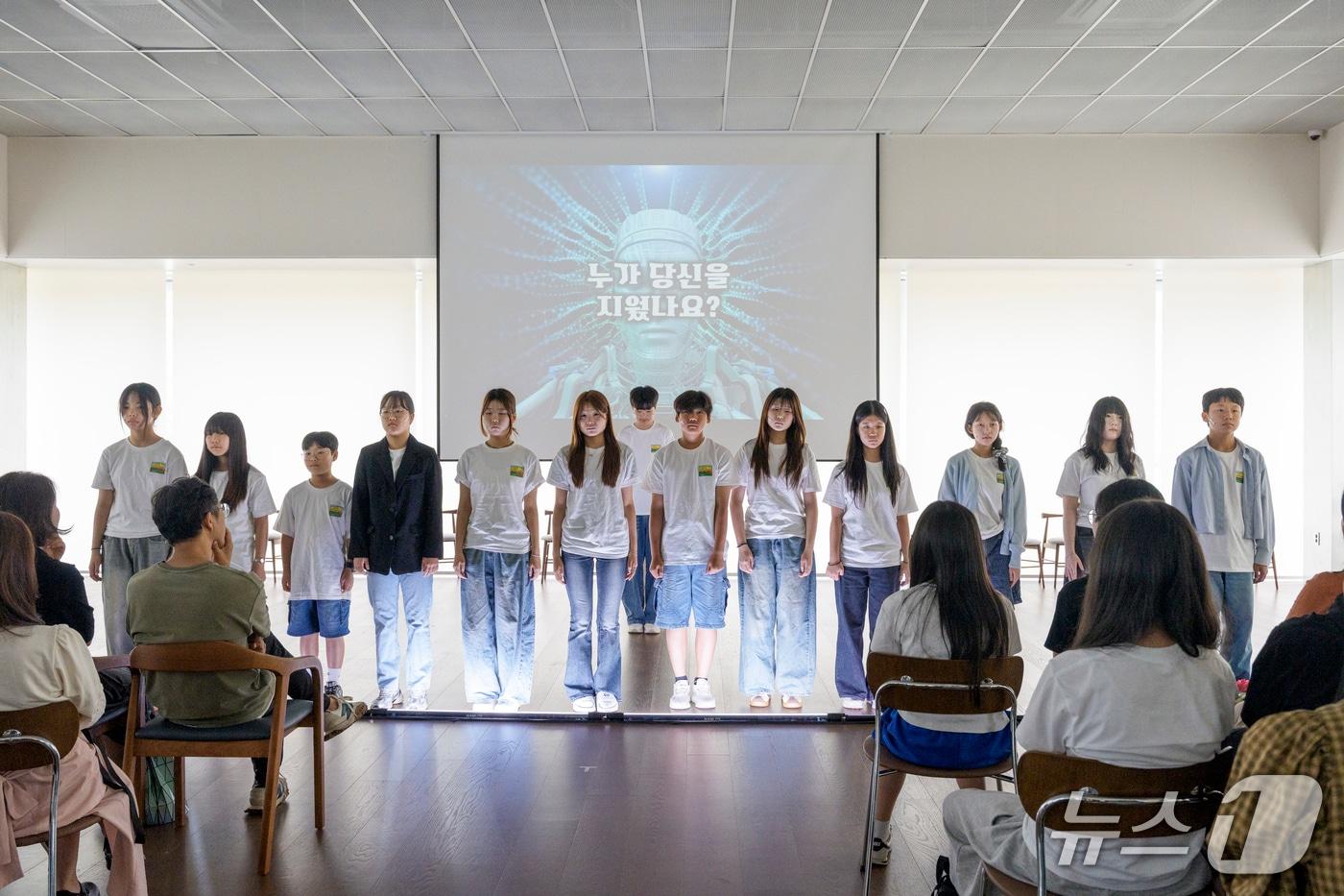 본문 이미지 - 한국문화예술위원회와 나주미래교육지원센터가 진행한 청소년 예술 진로 체험 프로그램 '빛가람 꿈잼학교'가 지난 13일 성과발표회를 끝으로 올해 일정을 마쳤다.
