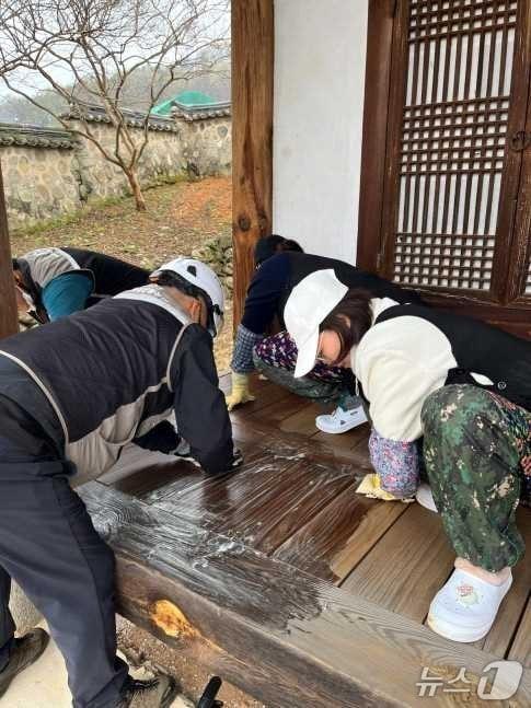 본문 이미지 - 국가유산청이 중앙문화유산돌봄센터와 5개 지역문화유산돌봄센터와 함께 일반 시민과 초등학생을 대상으로 '국가유산돌봄 체험·교육 프로그램'을 운영한다.
