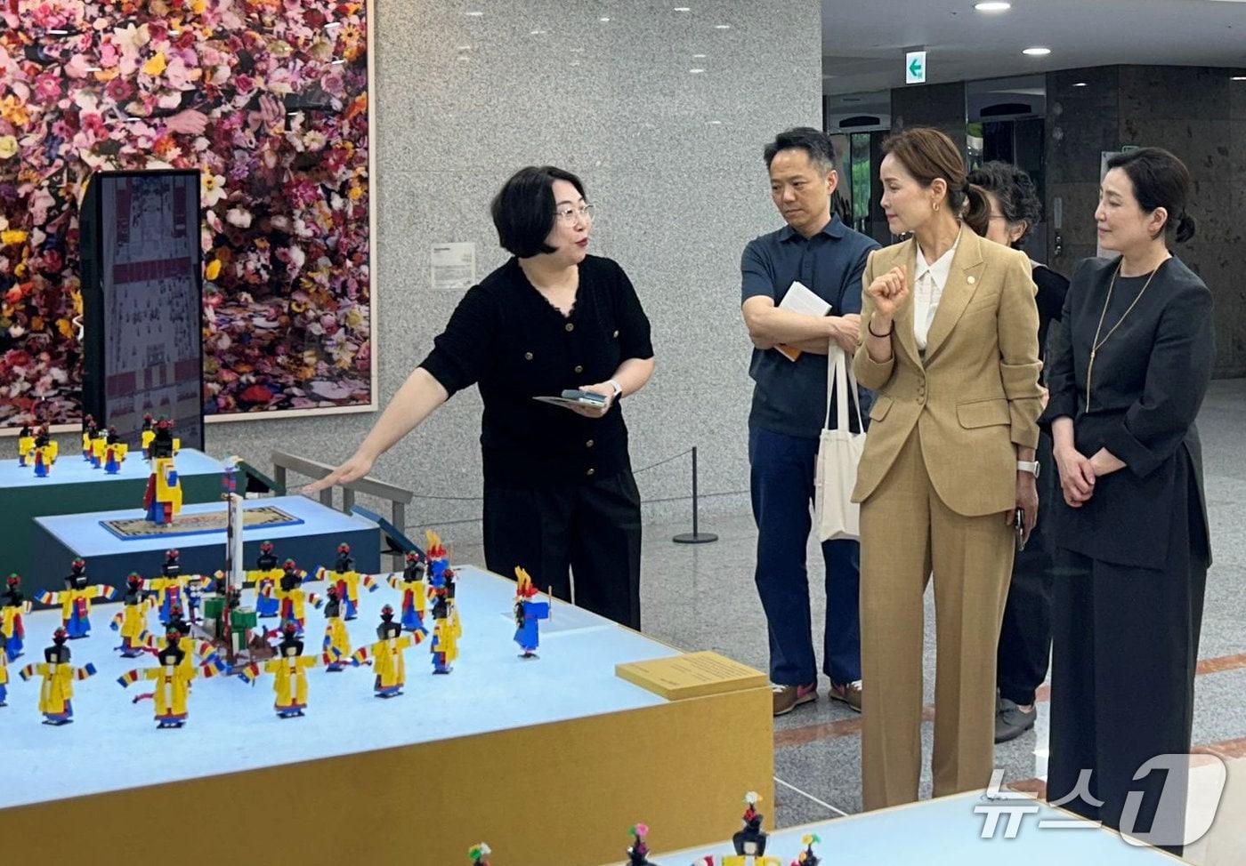 본문 이미지 - 국립국악원이 순회전시 '브릭 진연: 레고로 쌓은 조선 궁중잔치'를 17일부터 19일까지 서울 영등포구 국회의사당 의원회관에서 연다. 1902년 고종 황제의 기로소 입소를 기념한 '임인진연'을 레고와 미디어아트로 다시 풀어낸 전시다.
