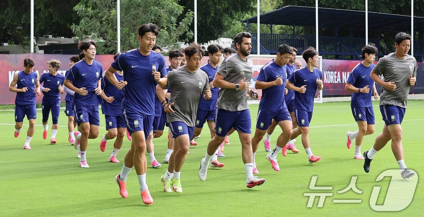 본문 이미지 - 한국 축구 국가대표팀 주장 손흥민을 비롯한 선수들이 17일(현지시간) 멕시코 과달라하라 인근 사포판 치바스 바예 베르데 훈련장에서 멕시코와의 월드컵 조별리그 2차전을 앞두고 훈련에 매진하고 있다. 2026.6.18 ⓒ 뉴스1 박지혜 기자