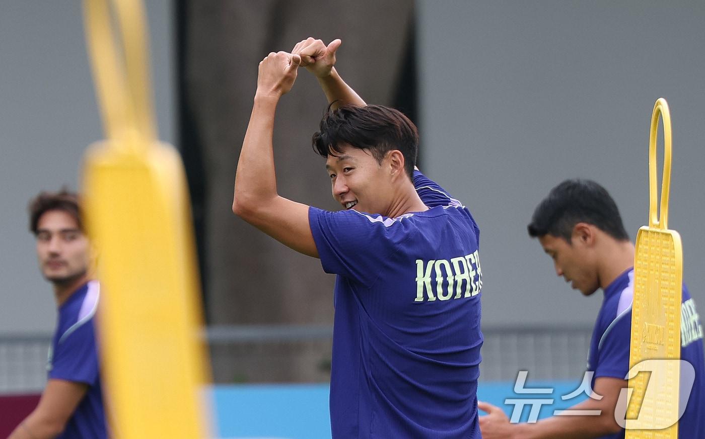본문 이미지 - 한국 축구 국가대표팀 주장 손흥민이 17일(현지시간) 멕시코 과달라하라 인근 사포판 치바스 바예 베르데 훈련장에서 훈련 중 엄지척을 하고 있다. 2026.6.18 ⓒ 뉴스1 박지혜 기자