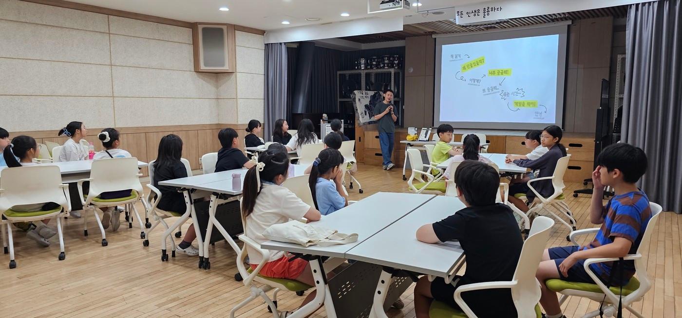 본문 이미지 - 지난해 화랑도서관에서 진행한 2025 '올해의 한 책' 정진호 작가와의 만남(노원구 제공)
