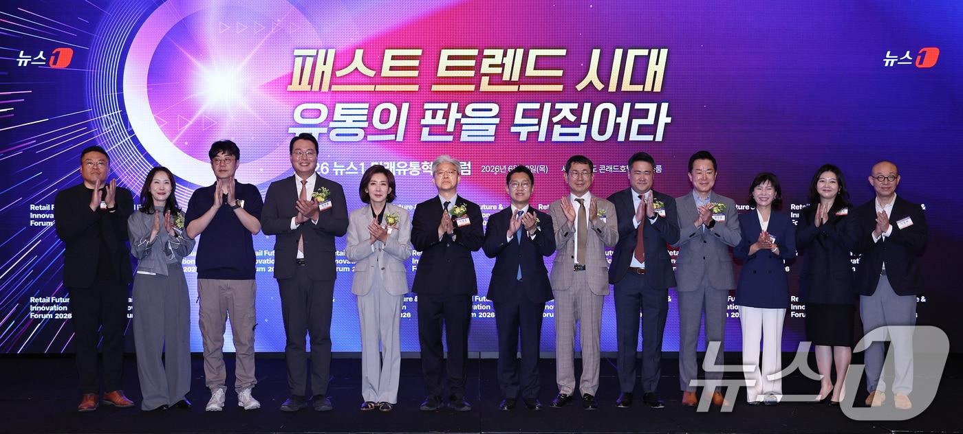 본문 이미지 - 이영섭 뉴스1 대표를 비롯한 참석자들이 18일 서울 여의도 콘래드호텔에서 열린 '2026 뉴스1 미래유통혁신포럼'에서 기념촬영을 하고 있다. 왼쪽부터 이창열 이마트 유통산업연구소 소장, 이지윤 마뗑킴 부사장, 서승완 피스피스스튜디오 대표, 천하람 개혁신당 의원, 나경원 국민의힘 의원, 이영섭 대표, 김남준 더불어민주당 의원, 나명석 자담치킨 대표, 송영재 BAT로스만스 대표, 장인섭 하이트진로 대표, 함시원 함파트너스 대표, 전미영 트렌드코리아 대표, 이영목 쿠팡 부사장. 2026.6.18 ⓒ 뉴스1 구윤성 기자