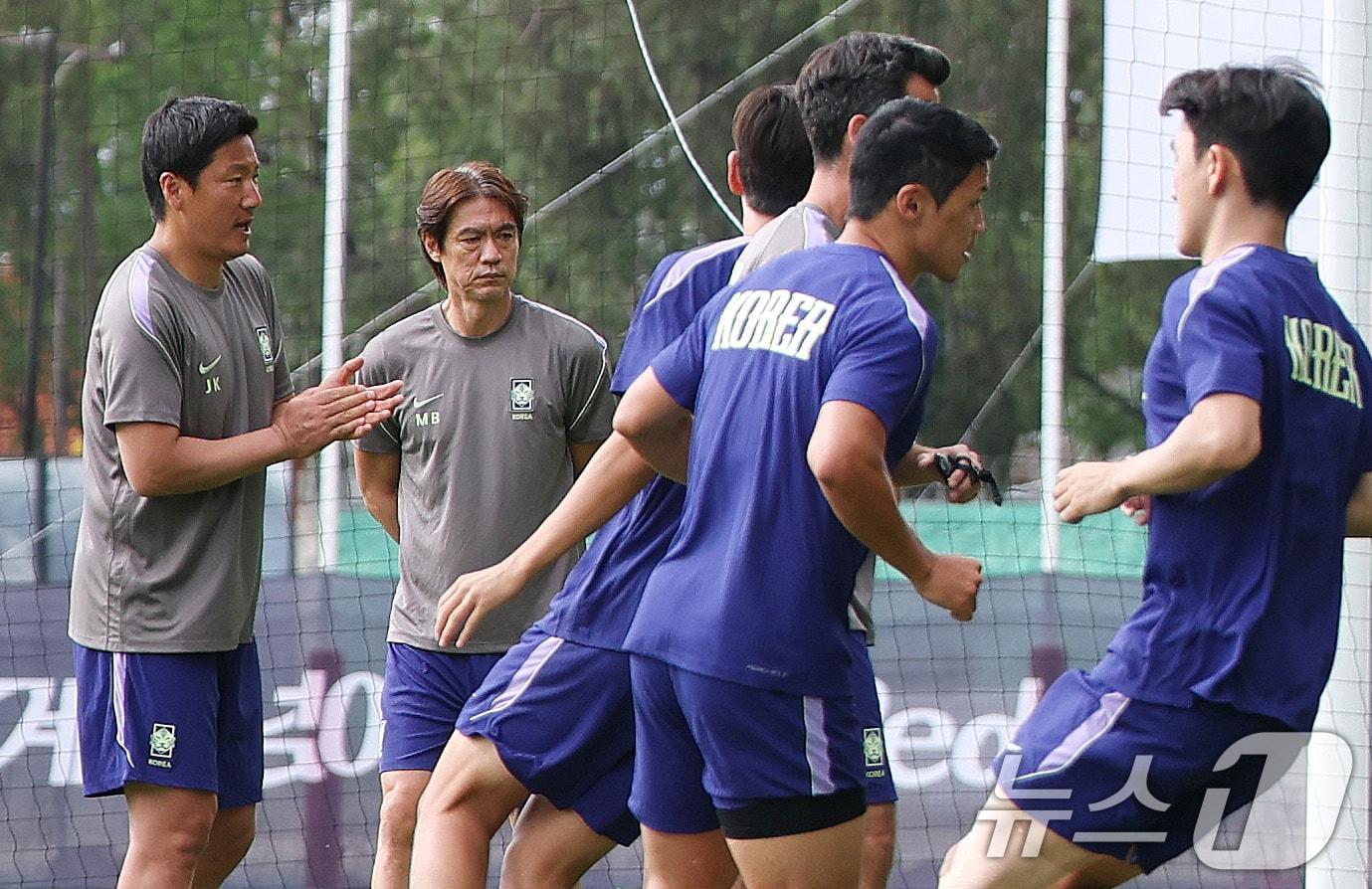 본문 이미지 - 한국 축구 국가대표팀 홍명보 감독이 17일(현지시간) 멕시코 과달라하라 인근 사포판 치바스 바예 베르데 훈련장에서 선수들의 훈련을 지켜보고 있다. 2026.6.18 ⓒ 뉴스1 박지혜 기자