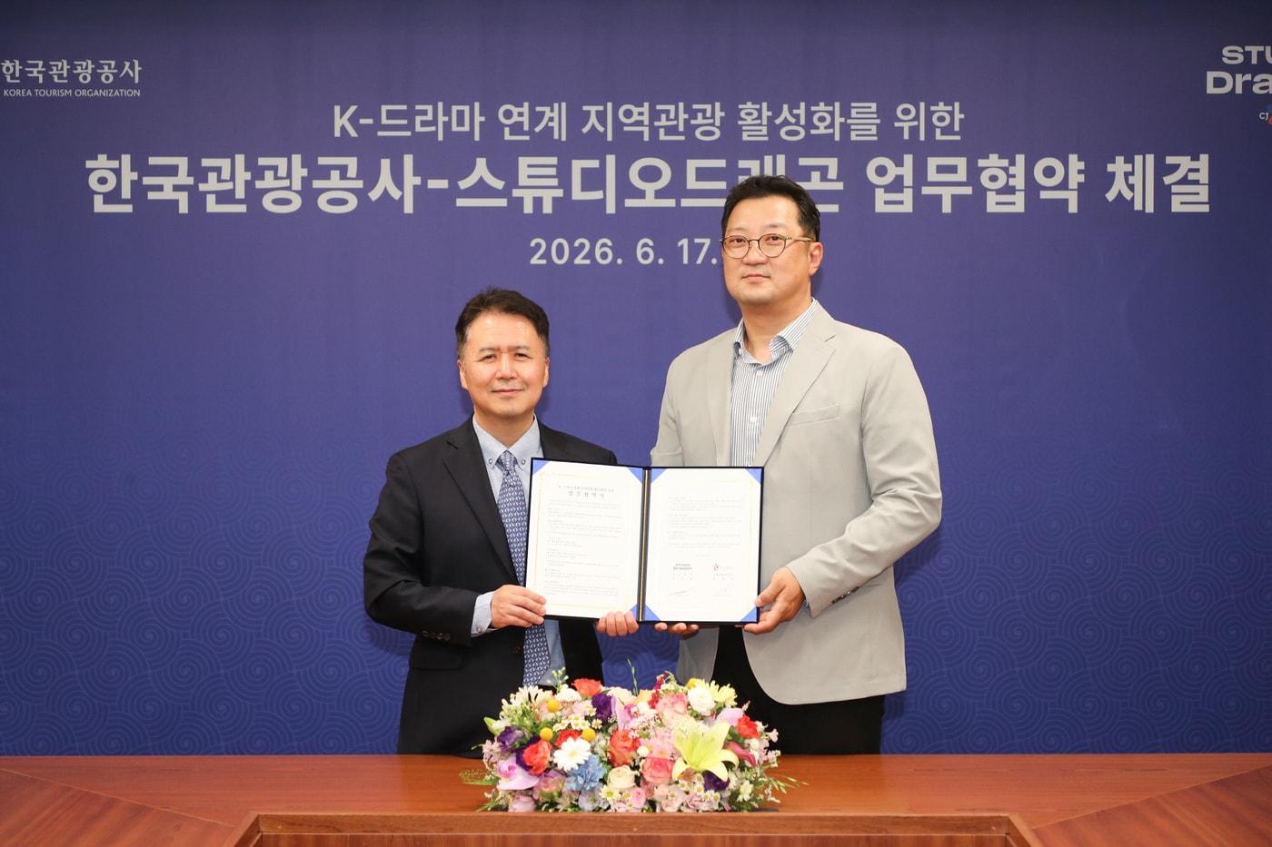본문 이미지 - 양경수 한국관광공사 국제관광본부장(왼쪽), 유상원 스튜디오드래곤 IP전략사업부장(한국관광공사 제공)