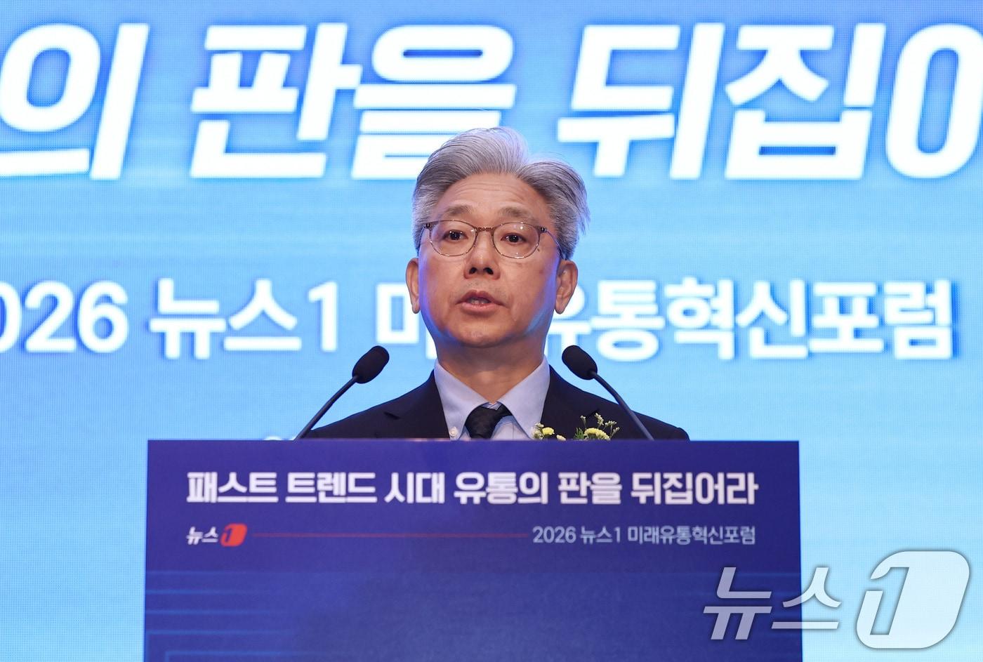 본문 이미지 - 이영섭 뉴스1 대표를 비롯한 참석자들이 18일 서울 여의도 콘래드호텔에서 열린 '2026 뉴스1 미래유통혁신포럼'에서 개회사를 하고 있다. ⓒ 뉴스1 구윤성 기자