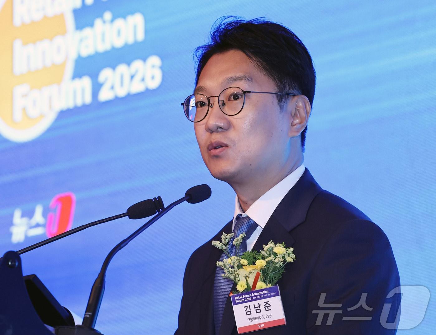 본문 이미지 - 김남준 더불어민주당 의원이 18일 서울 여의도 콘래드호텔에서 열린 '2026 뉴스1 미래유통혁신포럼'에서 축사하고 있다. 2026.6.18 ⓒ 뉴스1 구윤성 기자