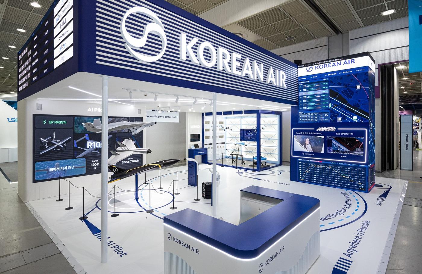 본문 이미지 - 18일 서울 강남 코엑스에서 열리는 아시아 최대 기술·스타트업 전시회 '넥스트라이즈 2026' 내 대한항공 부스 전경(자료사진. 대한항공 제공). 2026.6.18.