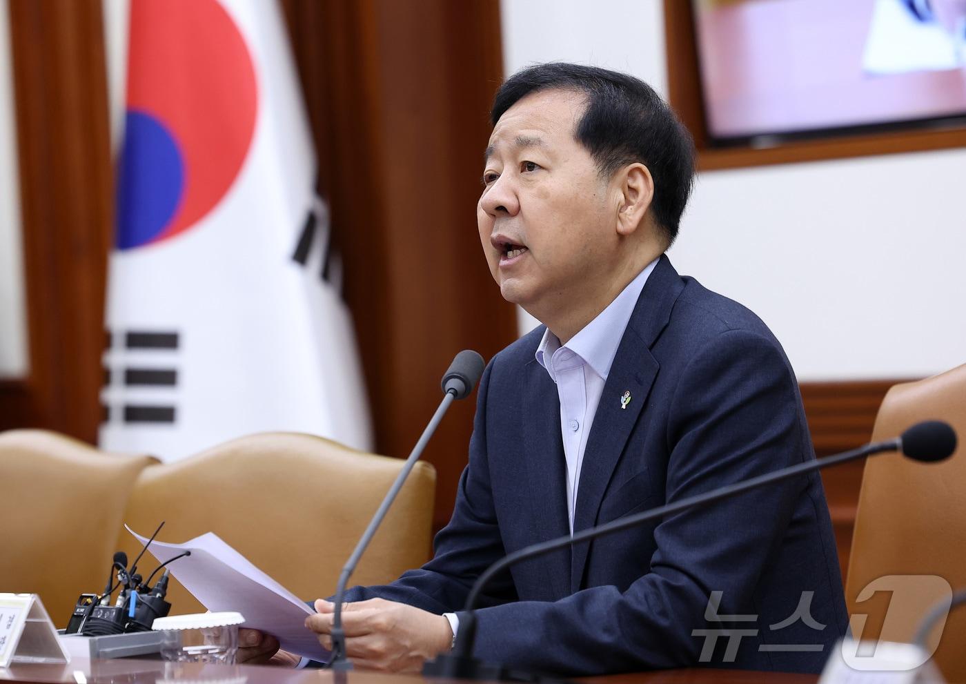 본문 이미지 - 구윤철 경제부총리 겸 재정경제부 장관이 18일 서울 종로구 정부서울청사에서 열린 민생물가 특별관리 관계장관 TF회의에서 모두발언을 하고 있다. 2026.6.18 ⓒ 뉴스1 김성진 기자