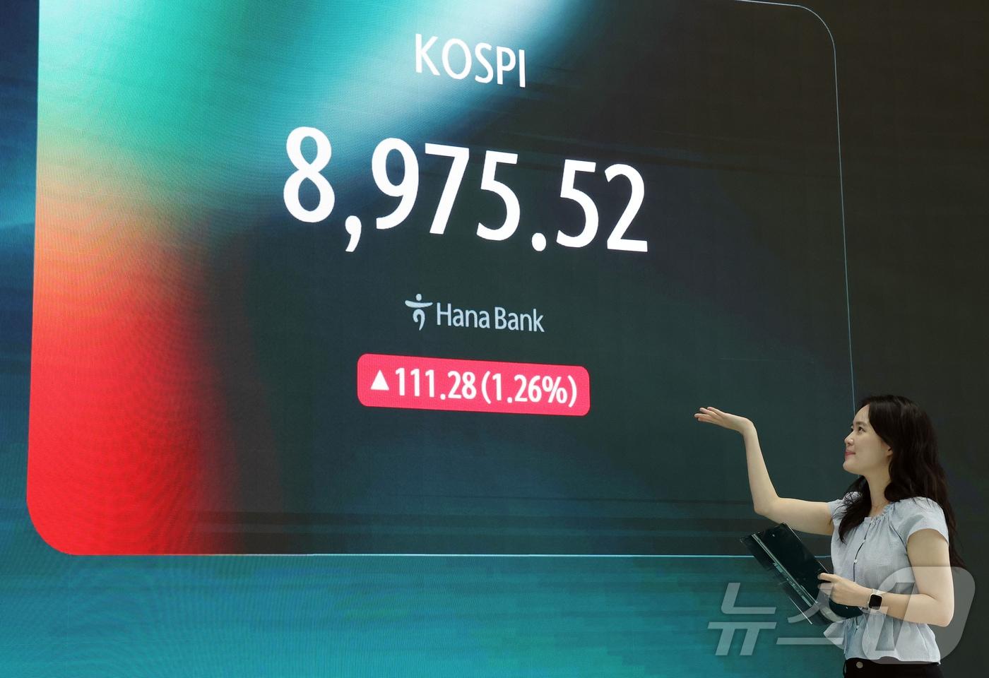 본문 이미지 - 코스피가 장 초반 8970선까지 올라 사상 최고치를 기록한 18일 서울 중구 하나은행 본점 딜링룸 전광판에 개장 시황이 나오고 있다. 2026.6.18 ⓒ 뉴스1 김진환 기자