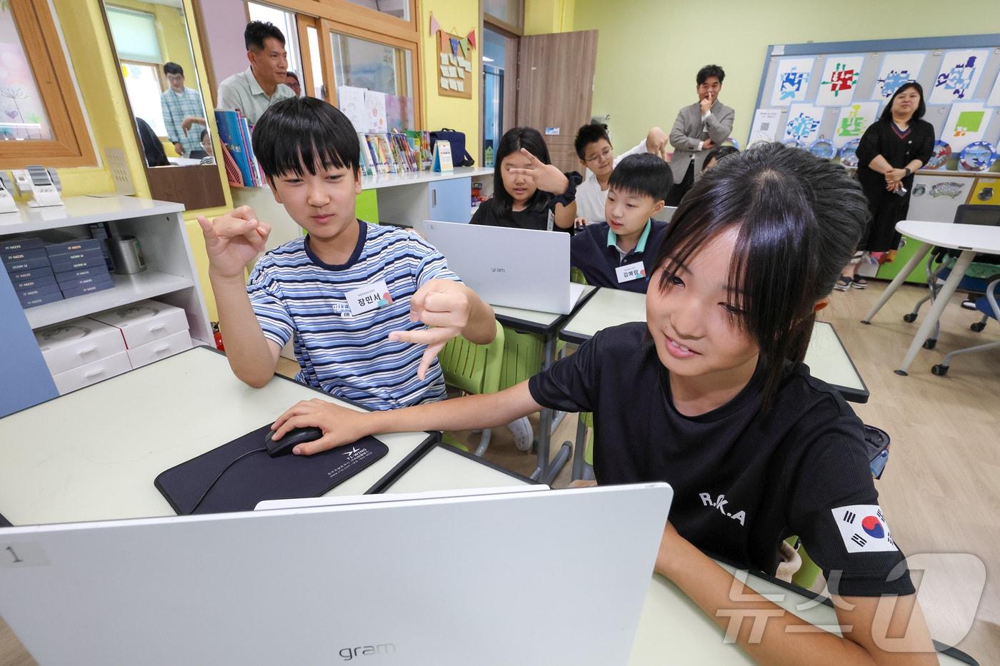 본문 이미지 - 강원도 옥동초등학교 학생들이 AI 교육에 참여하고 있는 모습 (KT 제공) ⓒ 뉴스1 권대옥 수습기자
