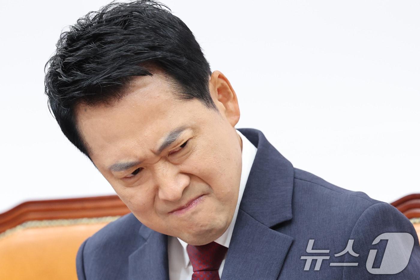 본문 이미지 - 장동혁 국민의힘 대표가 18일 서울 여의도 국회에서 열린 최고위원회의에서 생각에 잠겨 있다. 2026.6.18 ⓒ 뉴스1 신웅수 기자