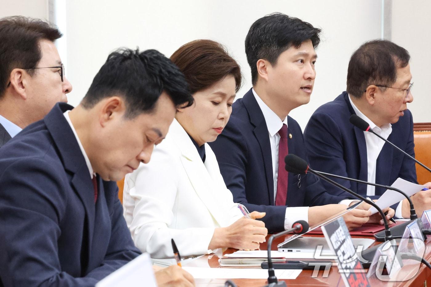 본문 이미지 - 우재준 국민의힘 최고위원(오른쪽에서 두 번째)이 지난 18일 서울 여의도 국회에서 열린 최고위원회의에서 발언하고 있다. 2026.6.18 ⓒ 뉴스1 신웅수 기자