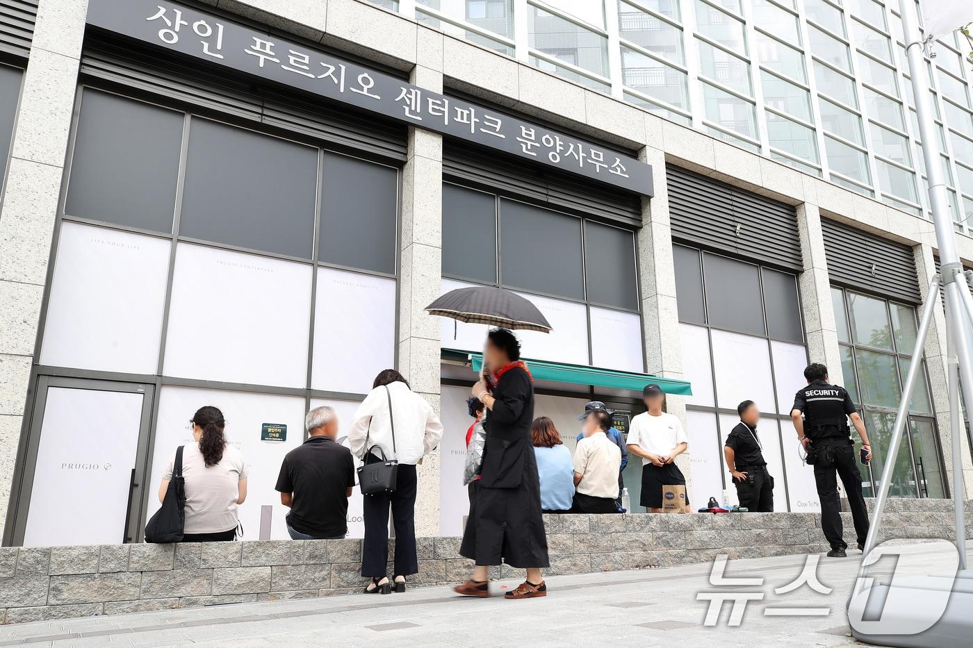 본문 이미지 - 18일 오전 대구 달서구 상인 푸르지오 센터파크 분양사무소 앞에 전세 계약을 하려는 사람들이 접수를 기다리고 있다. 2026.6.18 ⓒ 뉴스1 공정식 기자