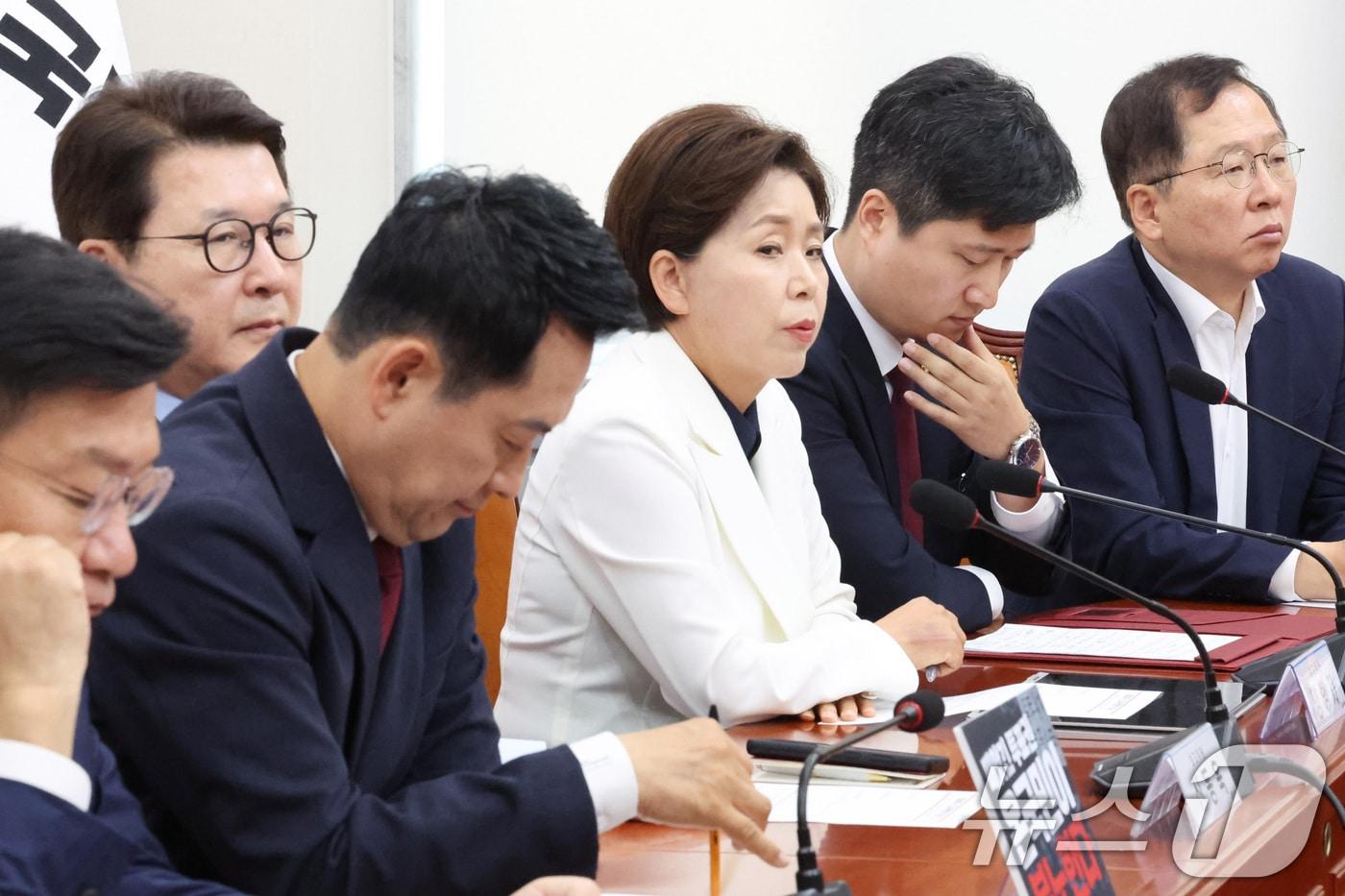 본문 이미지 - 지난 18일 서울 여의도 국회에서 열린 국민의힘 최고위원회의 모습. 왼쪽부터 정점식 원내대표, 장동혁 대표, 신동욱·양향자·우재준 최고위원. 2026.6.18 ⓒ 뉴스1 신웅수 기자