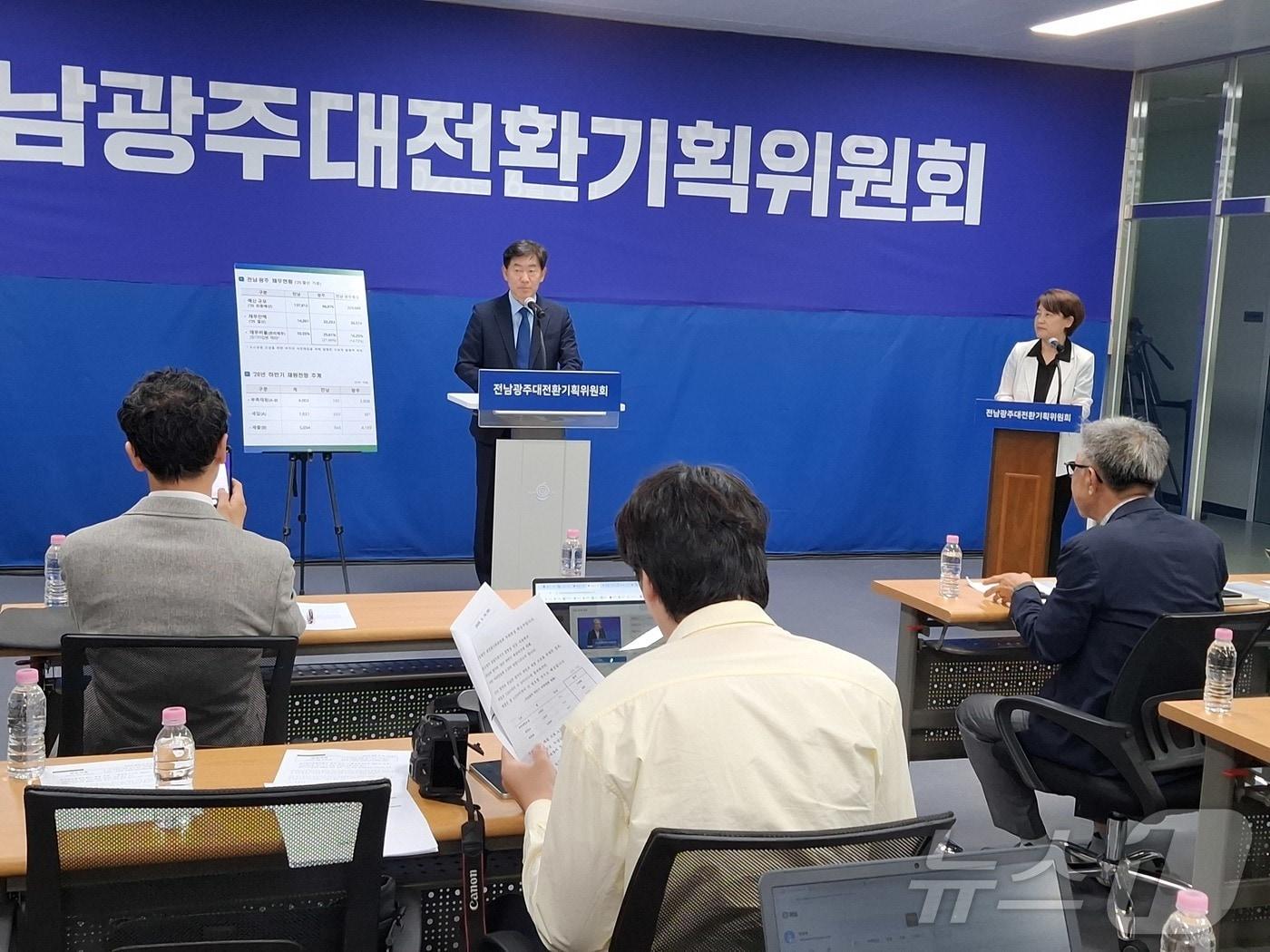 본문 이미지 - 백승주 전남광주대전환기획위원회 부위원장이 18일 나주 빛가람복합문화체육센터에서 통합특별시 재정과 관련한 브리핑을 하고 있다. 2026.6.18 ⓒ 뉴스1 전원 기자