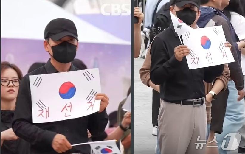 본문 이미지 -  검은 마스크와 모자로 얼굴을 가린 장동혁 국민의힘 대표가 지난 7일 올림픽 공원 '투표용지 부족사태' 항의 집회 현장에 나타나 '재선거' 피켓을 들어 보이고 있다. (펜앤드마이크  유튜브 갈무리) ⓒ 뉴스1