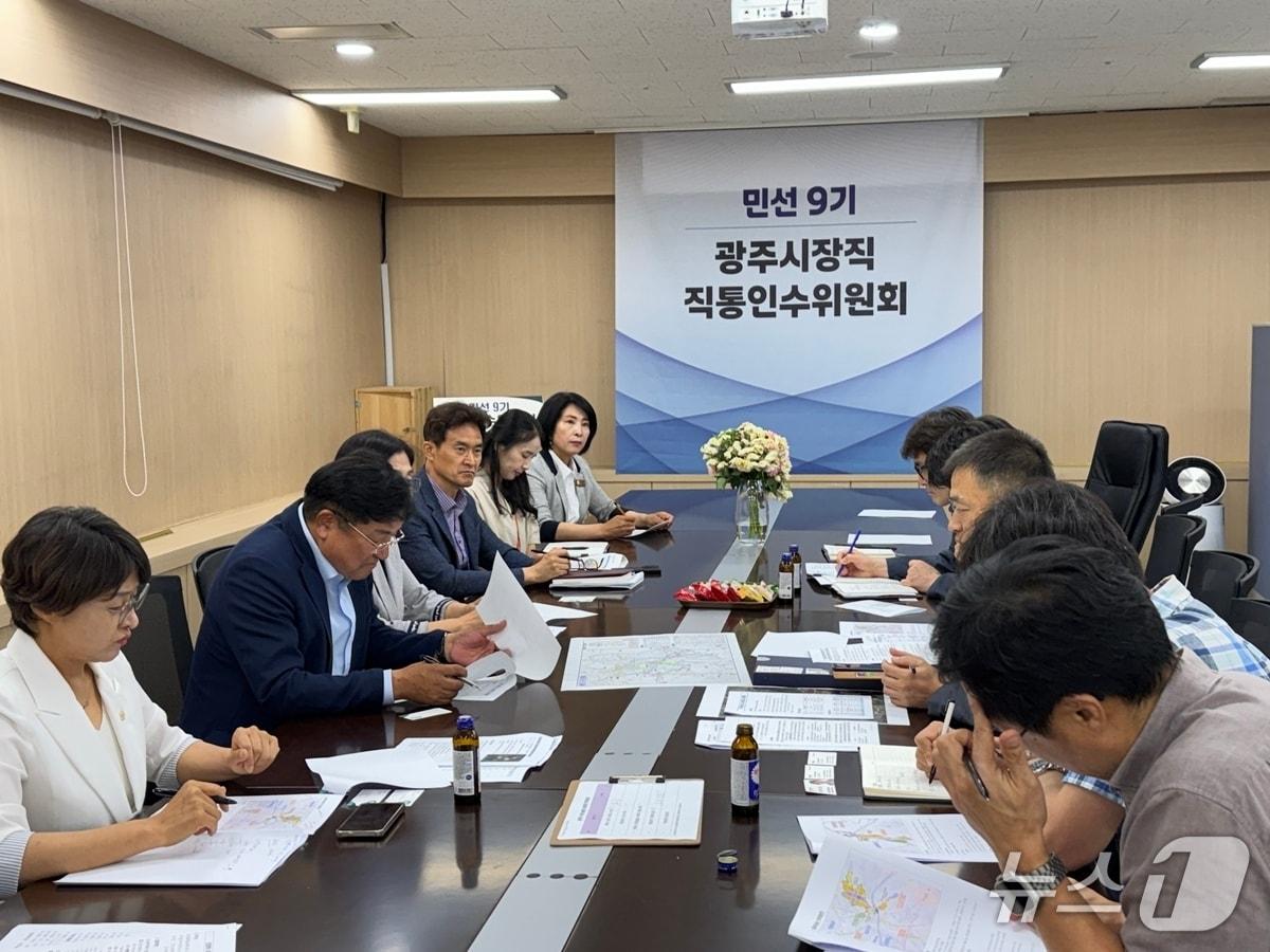 본문 이미지 - 박관열 당선인(왼쪽 앞에서 두 번째)이 17일 인수위 사무실에서 경기도 관계자들과 정책간담회를 하고 있다.(당선인측 제공)