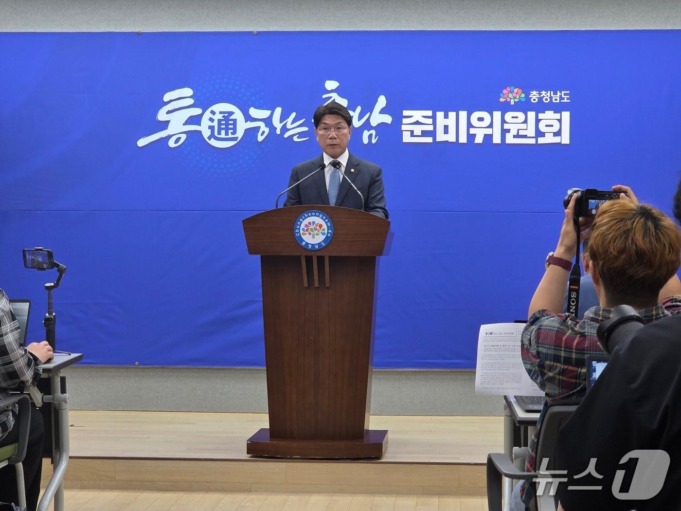 본문 이미지 - 이재관 '통하는 충남 준비위원회' 위원장이 도청 프레스센터에서 기자회견을 하고 있다.2026.6.18/뉴스1 