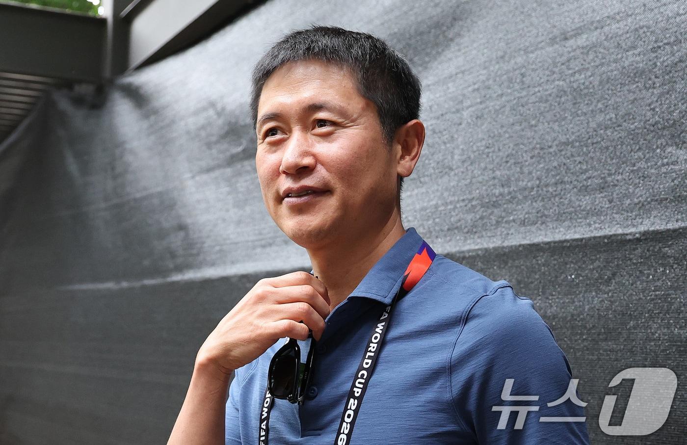 본문 이미지 - 이영표 해설위원이 17일(현지시간) 멕시코 과달라하라 인근 대한민국 축구대표팀의 베이스캠프 훈련장인 사포판 치바스 바예 베르데에서 취재진 질문에 답하고 있다. 2026.6.18 ⓒ 뉴스1 박지혜 기자